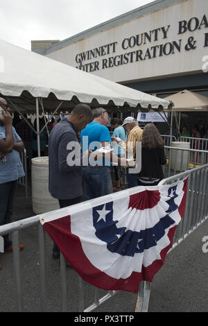 Lawrenceville, GA, USA. Okt, 2018 19. Gwinnett County Georgia Bewohner warten außerhalb einer Wählerregistrierung Büro so früh Abstimmungen Freitag fort, mit einigen Bewohnern warten fast zwei Stunden zu Spitzenzeiten. Credit: Robin Rayne Nelson/ZUMA Draht/Alamy leben Nachrichten Stockfoto