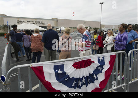 Lawrenceville, GA, USA. Okt, 2018 19. Gwinnett County Georgia Bewohner warten außerhalb einer Wählerregistrierung Büro so früh Abstimmungen Freitag fort, mit einigen Bewohnern warten fast zwei Stunden zu Spitzenzeiten. Credit: Robin Rayne Nelson/ZUMA Draht/Alamy leben Nachrichten Stockfoto