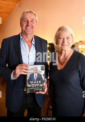 Mark Austin und Kate Adie in Dorchester Literaturfestival, Mark Austin, englischer Journalist und Fernsehmoderator, Kredit: Finnbarr Webster/Alamy leben Nachrichten Stockfoto