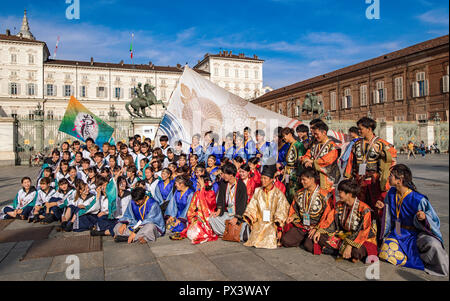 Italien Piemont Turin Japan Woche - Einweihung auf der Piazza Castello mit künstlerischen Darbietungen von Tänzen, Trommeln, Kalligraphie und Samurai. Credit: Wirklich Easy Star/Alamy leben Nachrichten Stockfoto