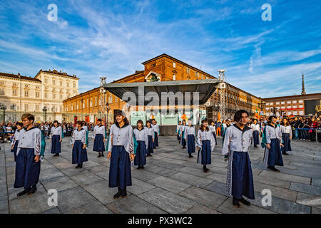 Italien Piemont Turin Japan Woche - Einweihung auf der Piazza Castello mit künstlerischen Darbietungen von Tänzen, Trommeln, Kalligraphie und Samurai. Credit: Wirklich Easy Star/Alamy leben Nachrichten Stockfoto