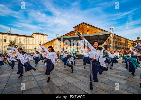 Italien Piemont Turin Japan Woche - Einweihung auf der Piazza Castello mit künstlerischen Darbietungen von Tänzen, Trommeln, Kalligraphie und Samurai. Credit: Wirklich Easy Star/Alamy leben Nachrichten Stockfoto