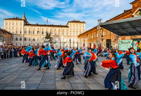 Italien Piemont Turin Japan Woche - Einweihung auf der Piazza Castello mit künstlerischen Darbietungen von Tänzen, Trommeln, Kalligraphie und Samurai. Credit: Wirklich Easy Star/Alamy leben Nachrichten Stockfoto