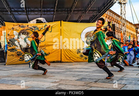 Italien Piemont Turin Japan Woche - Einweihung auf der Piazza Castello mit künstlerischen Darbietungen von Tänzen, Trommeln, Kalligraphie und Samurai. Credit: Wirklich Easy Star/Alamy leben Nachrichten Stockfoto