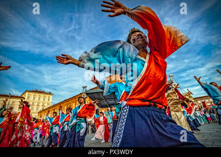 Italien Piemont Turin Japan Woche - Einweihung auf der Piazza Castello mit künstlerischen Darbietungen von Tänzen, Trommeln, Kalligraphie und Samurai. Credit: Wirklich Easy Star/Alamy leben Nachrichten Stockfoto