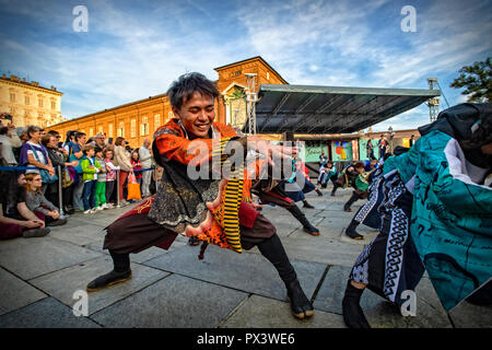 Italien Piemont Turin Japan Woche - Einweihung auf der Piazza Castello mit künstlerischen Darbietungen von Tänzen, Trommeln, Kalligraphie und Samurai. Credit: Wirklich Easy Star/Alamy leben Nachrichten Stockfoto