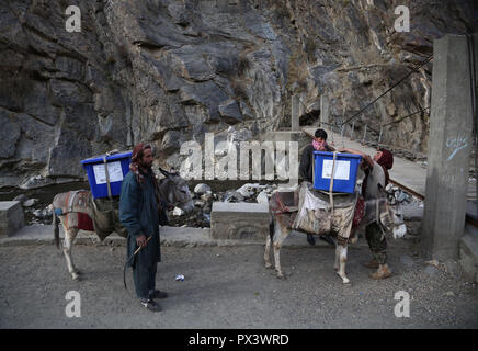 Pandschirtal Afghanistan. Okt, 2018 19. Arbeitnehmer der Afghanischen Unabhängigen Wahlkommission (IEC) Verkehr Wahl Materialien in Abdullah Khil Tal von Dara Bezirk Pandschirtal Provinz Eastern Afghanistan, am Okt. 19, 2018. In Afghanistan werden Wahlen für die Wolesi Jirga oder der Bundestag am Samstag unter ernsthaften Herausforderungen für die Sicherheit halten. Credit: Rahmat Alizadah/Xinhua/Alamy leben Nachrichten Stockfoto