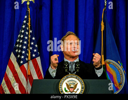 Topeka Kansas, USA. Okt, 2018 19. Steve Watkins republikanischen Kandidaten für den Sitz im 2. kongreßbezirk des Kansas liefert eine kurze Rede zu einem fundraiser. Credit: Mark Reinstein/Medien Punch/Alamy leben Nachrichten Stockfoto