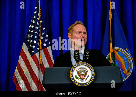 Topeka Kansas, USA. Okt, 2018 19. Steve Watkins republikanischen Kandidaten für den Sitz im 2. kongreßbezirk des Kansas liefert eine kurze Rede zu einem fundraiser. Credit: Mark Reinstein/Medien Punch/Alamy leben Nachrichten Stockfoto