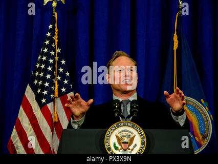 Topeka Kansas, USA. Okt, 2018 19. Steve Watkins republikanischen Kandidaten für den Sitz im 2. kongreßbezirk des Kansas liefert eine kurze Rede zu einem fundraiser. Credit: Mark Reinstein/Medien Punch/Alamy leben Nachrichten Stockfoto