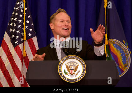 Topeka Kansas, USA. Okt, 2018 19. Steve Watkins republikanischen Kandidaten für den Sitz im 2. kongreßbezirk des Kansas liefert eine kurze Rede zu einem fundraiser. Credit: Mark Reinstein/Medien Punch/Alamy leben Nachrichten Stockfoto