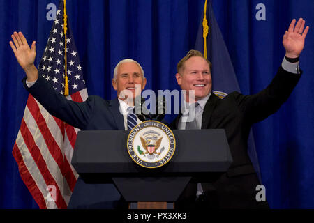 Topeka Kansas, USA. Okt, 2018 19. Steve Watkins republikanischen Kandidaten für den Sitz im 2. kongreßbezirk des Kansas wirft mit Vice President Mike Pence Credit: Mark Reinstein/Medien Punch/Alamy leben Nachrichten Stockfoto