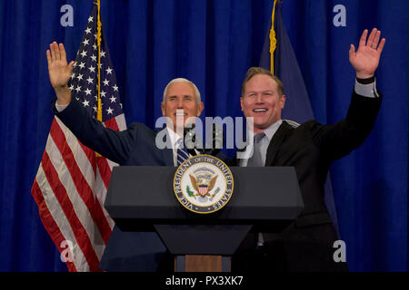 Topeka Kansas, USA. Okt, 2018 19. Steve Watkins republikanischen Kandidaten für den Sitz im 2. kongreßbezirk des Kansas wirft mit Vice President Mike Pence Credit: Mark Reinstein/Medien Punch/Alamy leben Nachrichten Stockfoto