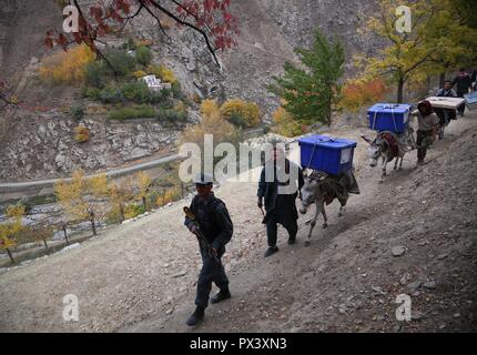 Pandschirtal Afghanistan. Okt, 2018 19. Arbeitnehmer der Afghanischen Unabhängigen Wahlkommission (IEC) Verkehr Wahl Materialien in Abdullah Khil Tal von Dara Bezirk Pandschirtal Provinz Eastern Afghanistan, am Okt. 19, 2018. In Afghanistan werden Wahlen für die Wolesi Jirga oder der Bundestag am Samstag unter ernsthaften Herausforderungen für die Sicherheit halten. Credit: Rahmat Alizadah/Xinhua/Alamy leben Nachrichten Stockfoto