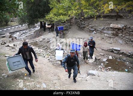 Pandschirtal Afghanistan. Okt, 2018 19. Arbeitnehmer der Afghanischen Unabhängigen Wahlkommission (IEC) Verkehr Wahl Materialien in Abdullah Khil Tal von Dara Bezirk Pandschirtal Provinz Eastern Afghanistan, am Okt. 19, 2018. In Afghanistan werden Wahlen für die Wolesi Jirga oder der Bundestag am Samstag unter ernsthaften Herausforderungen für die Sicherheit halten. Credit: Rahmat Alizadah/Xinhua/Alamy leben Nachrichten Stockfoto