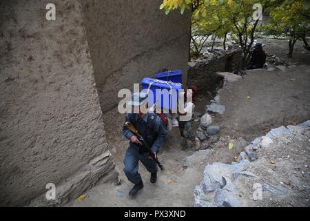 Pandschirtal Afghanistan. Okt, 2018 19. Arbeitnehmer der Afghanischen Unabhängigen Wahlkommission (IEC) Verkehr Wahl Materialien in Abdullah Khil Tal von Dara Bezirk Pandschirtal Provinz Eastern Afghanistan, am Okt. 19, 2018. In Afghanistan werden Wahlen für die Wolesi Jirga oder der Bundestag am Samstag unter ernsthaften Herausforderungen für die Sicherheit halten. Credit: Rahmat Alizadah/Xinhua/Alamy leben Nachrichten Stockfoto
