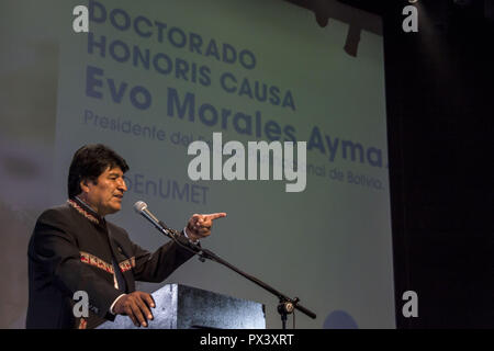 Buenos Aires, der Hauptstadt Argentiniens. Okt, 2018 19. Der Präsident von Bolivien, Evo Morales, wurde mit dem Doktorat Honoris Causa an der Metropolitan Universität für Bildung und Arbeit (Umet) unterschieden. Das Haus von Studien der Arbeitnehmer der Union der Gebäude Manager erkannt, die Flugbahn und die Aktionen der Bolivianischen führend in der Förderung von Bildung und der sozialen Integration als eine Ausgleichsladung Faktor. Credit: Roberto Almeida Aveledo/ZUMA Draht/Alamy leben Nachrichten Stockfoto