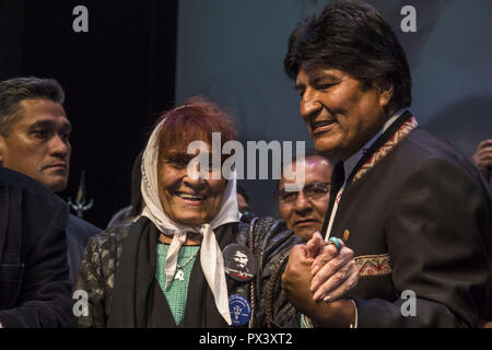 Buenos Aires, der Hauptstadt Argentiniens. Okt, 2018 19. Bolivianische Präsident Evo Morales mit Taty Almeida, der Mütter der Plaza de Mayo, Gründung, an der Zeremonie, wo der Präsident von Bolivien den Doktorgrad Honoris Causa an der Metropolitan Universität für Bildung und Arbeit (Umet) in Buenos Aires Aires, Argentinien ausgezeichnet wurde. Credit: Roberto Almeida Aveledo/ZUMA Draht/Alamy leben Nachrichten Stockfoto