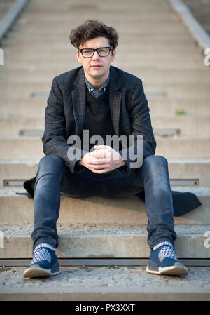 Dresden, Deutschland. Okt, 2018 18. 18. Oktober 2018, Deutschland, Dresden: Schauspieler Christian sitzt auf einer Treppe am Ufer des Koenigsufer. (Schauspieler Friedel: "Künstler haben auch ihre Gesichter vom 20.10. 2018) Credit: Monika Skolimowska/dpa-Zentralbild/dpa/Alamy leben Nachrichten Stockfoto