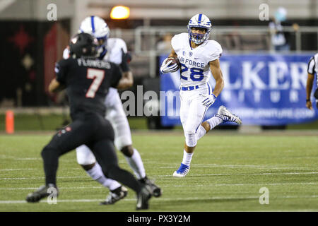 Oktober 19, 2018: Air Force Falcons zurück läuft, Joseph Saucier (28) läuft mit dem Fußball während der NCAA Football Spiel mit der Luftwaffe Falken und die UNLV Rebellen bei Sam Boyd Stadium in Las Vegas, NV. Die UNLV Rebellen führen die Air Force Falcons an Halbzeit vom 21. bis 20. Christopher Trim/CSM. Stockfoto