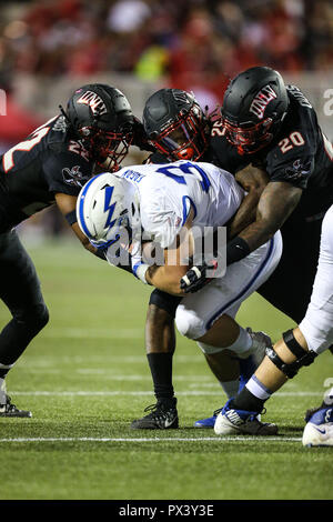 Oktober 19, 2018: Air Force Falcons Verteidiger Cole Fagan (34) ist durch mehrere UNLV Spieler während der NCAA Football Spiel mit der Luftwaffe Falken und die UNLV Rebellen bei Sam Boyd Stadium in Las Vegas, NV in Angriff genommen. Die UNLV Rebellen führen die Air Force Falcons an Halbzeit vom 21. bis 20. Christopher Trim/CSM. Stockfoto