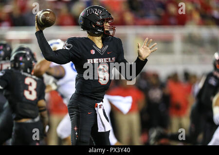 Oktober 19, 2018: UNLV Rebellen quarterback Max Gilliam (6) wirft die Fußball während der NCAA Football Spiel mit der Luftwaffe Falken und die UNLV Rebellen bei Sam Boyd Stadium in Las Vegas, NV. Die UNLV Rebellen führen die Air Force Falcons an Halbzeit vom 21. bis 20. Christopher Trim/CSM. Stockfoto