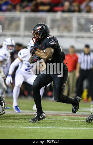 Oktober 19, 2018: UNLV Rebellen zurück laufen Tyree Jackson (28) läuft mit dem Fußball während der NCAA Football Spiel mit der Luftwaffe Falken und die UNLV Rebellen bei Sam Boyd Stadium in Las Vegas, NV. Die UNLV Rebellen führen die Air Force Falcons an Halbzeit vom 21. bis 20. Christopher Trim/CSM. Stockfoto