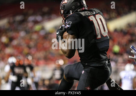 Oktober 19, 2018: UNLV Rebellen wide receiver Darren Woods Jr (10) fängt den Fußball während der NCAA Football Spiel mit der Luftwaffe Falken und die UNLV Rebellen bei Sam Boyd Stadium in Las Vegas, NV. Die UNLV Rebellen führen die Air Force Falcons an Halbzeit vom 21. bis 20. Christopher Trim/CSM. Stockfoto