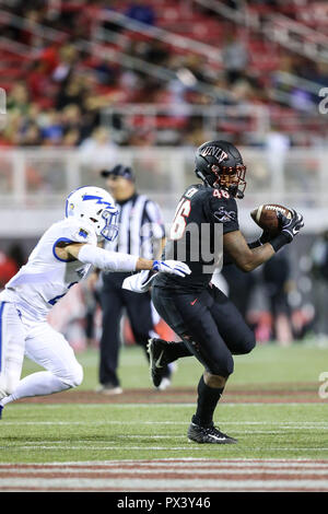 Oktober 19, 2018: UNLV Rebellen festes Ende Noah Bean (46) fängt den Fußball während der NCAA Football Spiel mit der Luftwaffe Falken und die UNLV Rebellen bei Sam Boyd Stadium in Las Vegas, NV. Die UNLV Rebellen führen die Air Force Falcons an Halbzeit vom 21. bis 20. Christopher Trim/CSM. Stockfoto