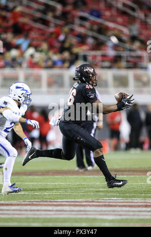 Oktober 19, 2018: UNLV Rebellen festes Ende Noah Bean (46) fängt den Fußball während der NCAA Football Spiel mit der Luftwaffe Falken und die UNLV Rebellen bei Sam Boyd Stadium in Las Vegas, NV. Die UNLV Rebellen führen die Air Force Falcons an Halbzeit vom 21. bis 20. Christopher Trim/CSM. Stockfoto