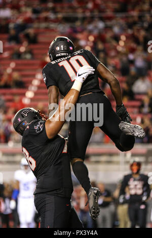 Oktober 19, 2018: UNLV Rebellen wide receiver Darren Woods Jr (10) feiert nach einen Touchdown während der NCAA Football Spiel mit der Luftwaffe Falken und die UNLV Rebellen bei Sam Boyd Stadium in Las Vegas, NV. Die UNLV Rebellen führen die Air Force Falcons an Halbzeit vom 21. bis 20. Christopher Trim/CSM. Stockfoto