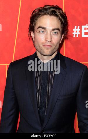 Los Angeles, CA, USA. Okt, 2018 18. Robert Pattinson in der Ankunftshalle für amfAR Gala Los Angeles, Wallis Annenberg Center für Darstellende Künste, Los Angeles, CA 18. Oktober 2018. Credit: Priscilla Grant/Everett Collection/Alamy leben Nachrichten Stockfoto