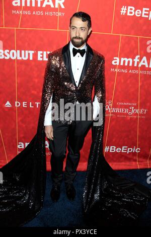 Los Angeles, CA, USA. Okt, 2018 18. Victor Luna in der Ankunftshalle für amfAR Gala Los Angeles, Wallis Annenberg Center für Darstellende Künste, Los Angeles, CA 18. Oktober 2018. Credit: Priscilla Grant/Everett Collection/Alamy leben Nachrichten Stockfoto