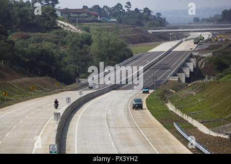 Bogor, West Java, Indonesien. Okt, 2018 20. Fahrzeuge pass auf Abschnitt I Bogor-Ciawi - Sukabumi (Bocimi) Mautstraße, die jedoch noch nicht in Kraft getreten ist. Der Abschnitt I des Bogor-Ciawi - Sukabumi (Bocimi) Abschnitt I verbindet zu Ciawi Cigombong zusammen 15,35 Kilometer (km) in Kürze in diesem Monat in Betrieb sein. Diese 54 km Abgabe Straße hat eine lange Geschichte, ein Abwürgen, um gegenseitig Investor seit 1997. Credit: Adriana Adinandra/SOPA Images/ZUMA Draht/Alamy leben Nachrichten Stockfoto