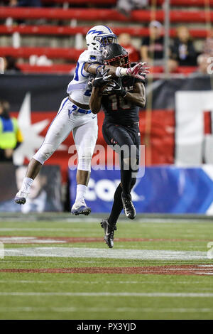 Las Vegas, NV, USA. Okt, 2018 19. UNLV Rebellen wide receiver Darren Woods Jr (10) fängt den Fußball vor einem Air Force Falcons defender während der NCAA Football Spiel mit der Luftwaffe Falken und die UNLV Rebellen bei Sam Boyd Stadium in Las Vegas, NV. Die Air Force Falcons besiegten die UNLV Rebellen 41. bis 35. Christopher Trim/CSM/Alamy leben Nachrichten Stockfoto