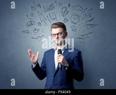 Geschäftsmann sprechen in das Mikrofon mit gemischten Doodles über seinem Kopf Stockfoto