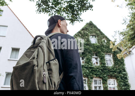Touristen mit einem Rucksack ist auf der Suche nach online buchen Unterkünfte in einer fremden Stadt. Stockfoto