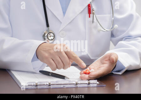Ein männlicher Arzt die Medikation auf die Handfläche und erklären Stockfoto