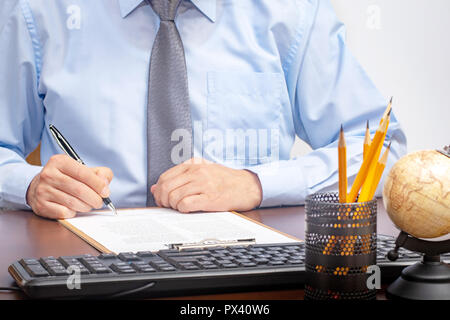 Unternehmer sitzen im Büro die Unterzeichnung eines Vertrags mit flachen Fokus auf Signatur Stockfoto