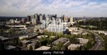 Seattle kann im Hintergrund mit der wachsenden Stadt Bellevue Washington im Vordergrund gesehen werden. Stockfoto