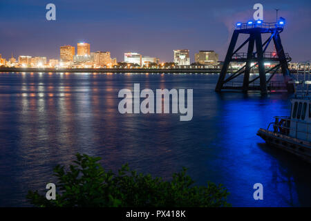 Nacht fällt wie Gebäude, Lichter leuchten, Baton Rouge, Louisiana und Mississippi River beginnen. Stockfoto