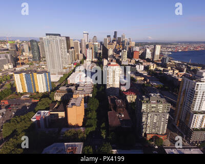 Mount Rainer zeichnet sich in der Ferne hinter Puget Sound und die Downtown Skyline von Seattle Stockfoto