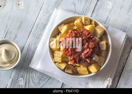 Teil der Patatas Bravas mit Soßen Stockfoto