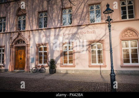 Basel, Schweiz, 25. Dezember 2017: architektonisches Detail des Basler Lesen Gesellschaft. 1787 gegründet, es beherbergt eine Bibliothek von mehr als 75,00 Stockfoto