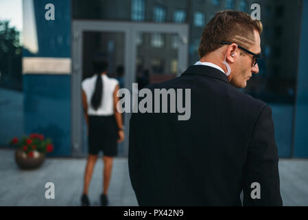 Persönliche Garde in Sonnenbrille und Security Headset Stockfoto