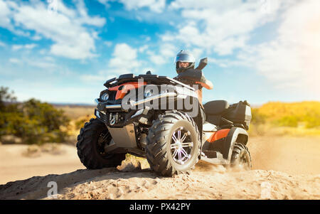 Sommer Offroad Abenteuer auf atv im Sand Steinbruch Stockfoto