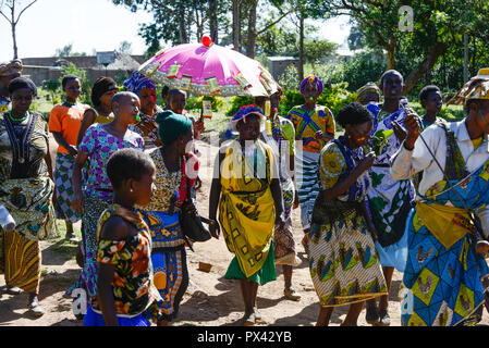 Tansania Mara, Tarime, Dorf Masanga, Region der Kuria Stamm, die Praxis von FGM weibliche Genitalverstümmelung, Prozession zu schneiden während der Saison/TANSANIA Mara, Masanga Tarime, Dorf, in der Region lebt der Kuria Stamm, der FGM praktiziert, Prozession zum Beschneidungsplatz Stockfoto