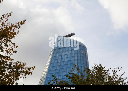 Wartung Genossenschaften oder Fensterputzer Arbeiten von Seilen auf der Außenseite eines Hochhauses in London, Großbritannien Stockfoto