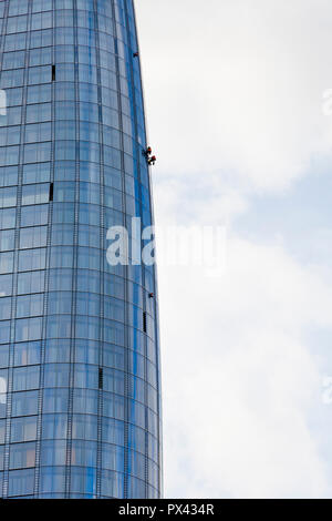 Wartung Genossenschaften oder Fensterputzer Arbeiten von Seilen auf der Außenseite eines Hochhauses in London, Großbritannien Stockfoto