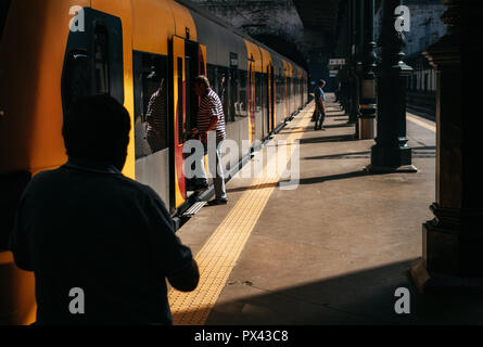 Die Menschen in dem Zug im Bahnhof im Sommer Tag, Portugal Stockfoto